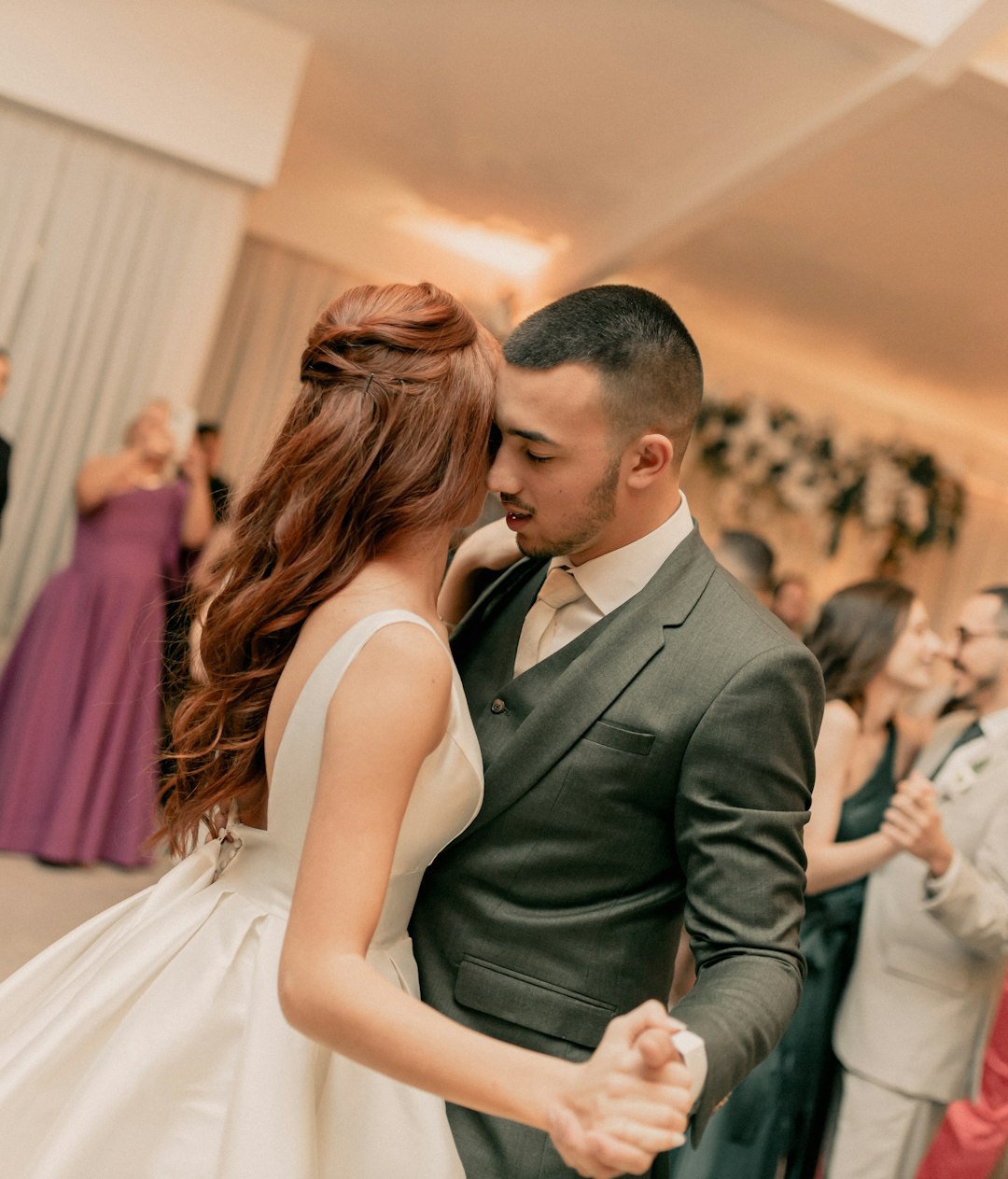 a-bride-and-groom-dancing-at-a-wedding-reception-kryyql05z3s