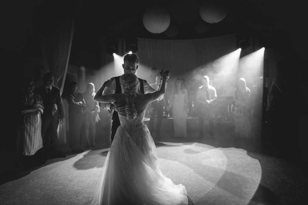 a-man-and-a-woman-dance-in-front-of-a-crowd-yrwzzjer070