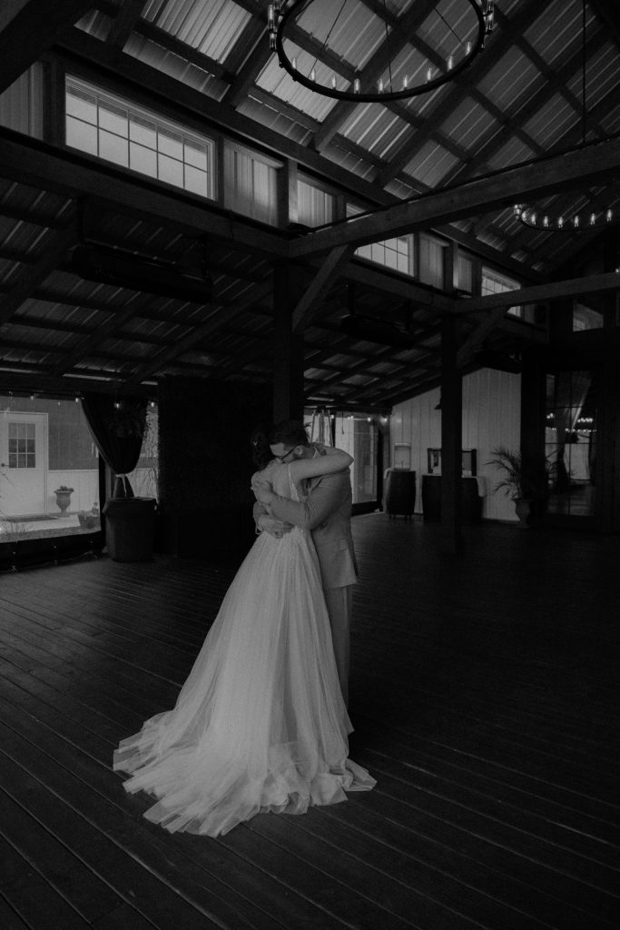 a-man-and-woman-kissing-leh-al-aw9a