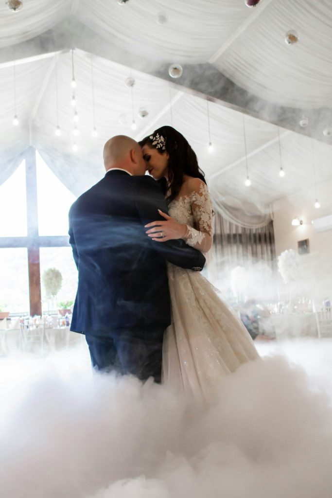 a-man-and-woman-kissing-vwhjesxlwde