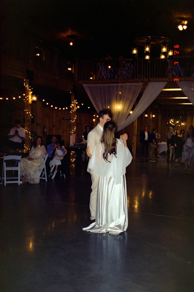 couple-dancing-at-a-wedding-reception-kdyxjtttowg
